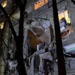 Ruská bomba zasiahla obytný dom v meste Sumy, záchranári pátrajú po uviaznutých