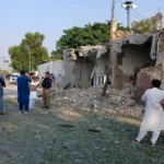 Samovražedný útok pred policajnou stanicou v Pakistane zabil desiatky ľudí