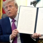 Trumpovi po zákaze vstupu pre kritické médiá hrozí žaloba