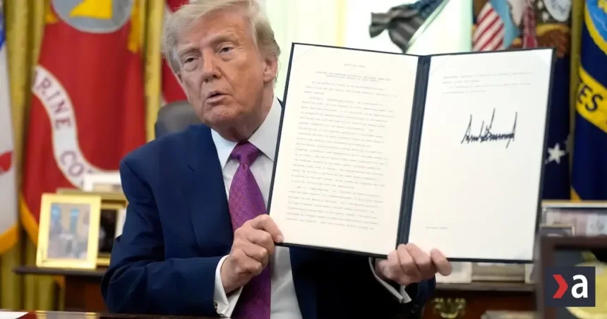 Trumpovi po zákaze vstupu pre kritické médiá hrozí žaloba
