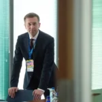 Ukrajinský premiér odporúča zraniteľným ľuďom, aby pred zimou dočasne opustili Kyjev