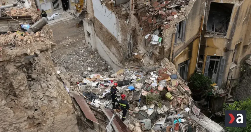 V Aténach vybuchla bomba. Záchranári našli telo, po turistoch pátrajú