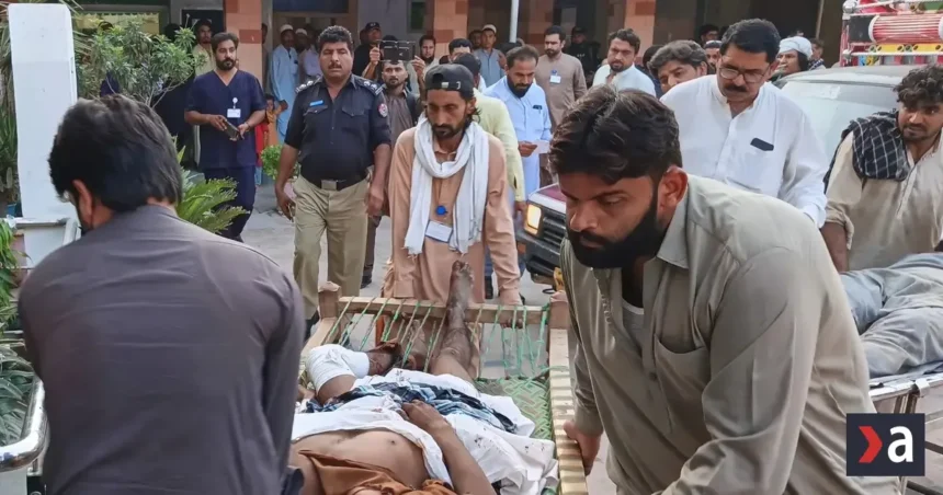 V Pakistane vybuchlo auto pri policajnej stanici, 11 mŕtvych