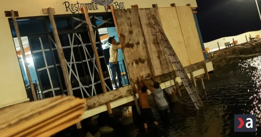 VIDEO: Mexiko zasiahol hurikán Polo. Búrka tretej kategórie už má obete