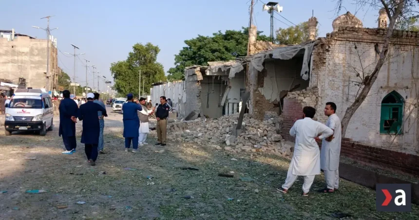 VIDEO: Samovražedný útok v Pakistane zabil najmenej 16 ľudí, terčom bola policajná stanica