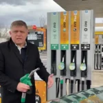 Vláda rieši drahé palivá zlacnením vlakov, opozícia to označuje za katastrofu