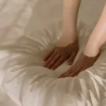 Žlté škvrny na vankúši: Prečo vznikajú a čo prezrádzajú o vašom zdraví?