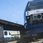 Zrážka vlaku s autobusom v Bratislave spôsobila dopravné obmedzenia