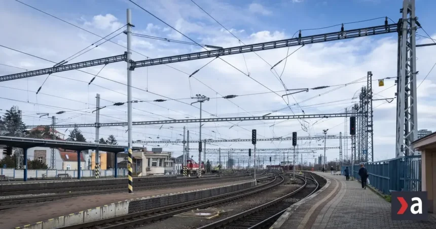 Zrážka vlaku s traktorom na priecestí pri Kútnikoch, bez zranení