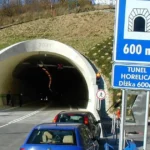 Cesta I/11 pred tunelom Horelica je po vážnej nehode úplne neprejazdná