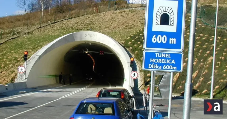 Cesta I/11 pred tunelom Horelica je po vážnej nehode úplne neprejazdná