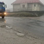Chladná upršaná noc, na horách sneženie a víchrica