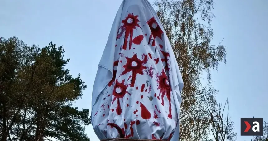 Demokrati zahalili sochu maršala Koneva do krvavej plachty. Patrí na smetisko dejín