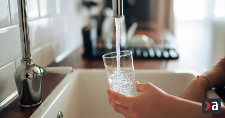 Denne dva litre vody sú mýtus. Hydratovať sa dá aj jedlom či kávou