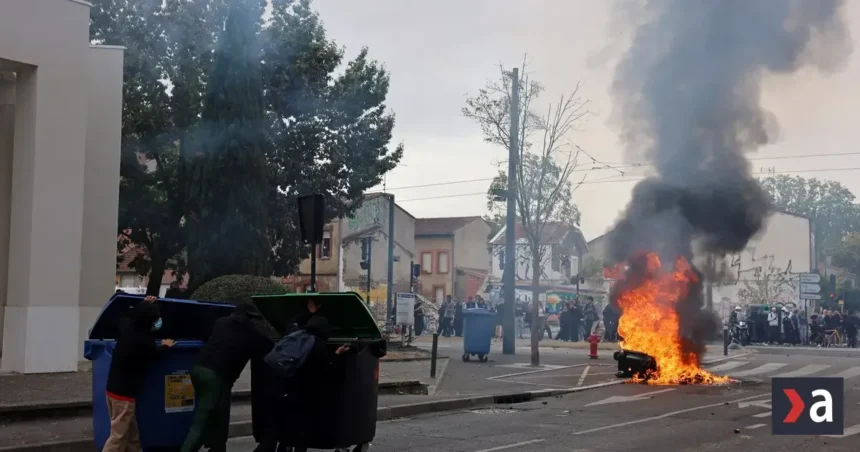 Desaťtisíce ľudí vyšli do ulíc. Francúzsko zažíva masové protesty