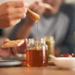 Diabetici a med: Prečo prírodné neznamená bezpečné