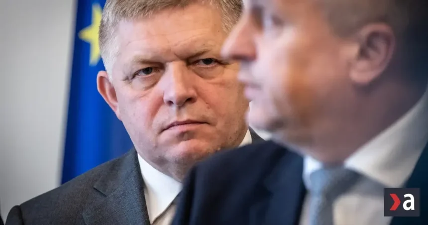 Fico môže pri rozpočte prenechať moc Pellegriniho úradníckej vláde, tvrdí politológ Spáč