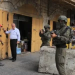Francúzskeho primátora bili tyčami, Barrot žiada Izrael potrestať útočníkov