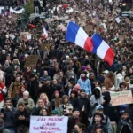 Francúzsko nasadilo 70-tisíc policajtov a obrnené vozidlá