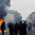 Francúzsko: tínedžeri podpaľujú školy a bijú učiteľov, stovky škôl zavreli