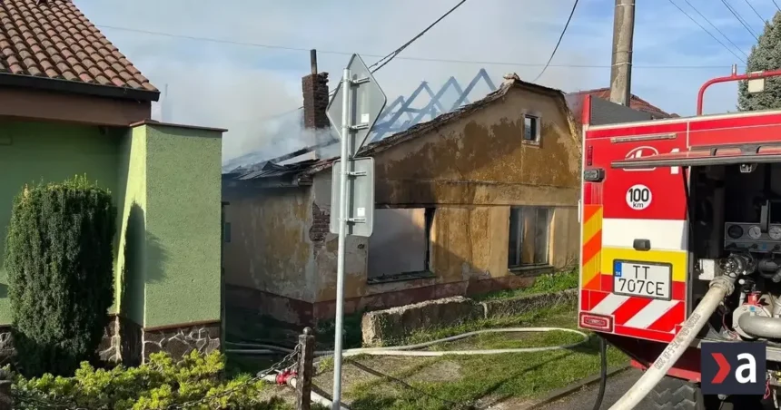 Hasiči zasahujú pri požiari domu v trnavskej Modranke