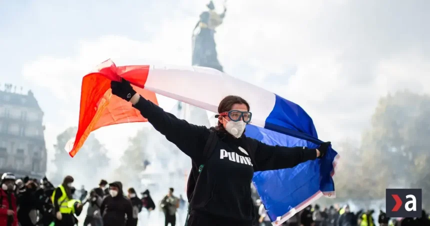 Le Penová a Fico majú spoločného nepriateľa. Kto stojí za nepokojmi vo Francúzsku?