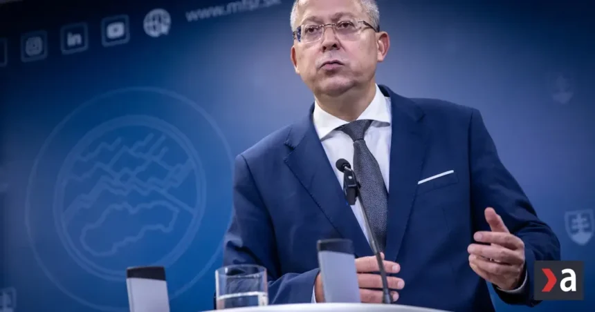 Minister financií sa chváli stabilným ratingom. Či vydrží aj o rok, nevedel povedať