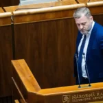 Minister vnútra chystá zvýšenie platov, opozícia to považuje za predvolebnú rozdávačku