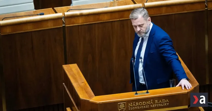 Minister vnútra chystá zvýšenie platov, opozícia to považuje za predvolebnú rozdávačku
