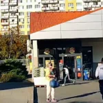 Mladík sa v Lučenci vytrhol pracovníčke SBS. Policajti zverejnili zábery zo zásahu