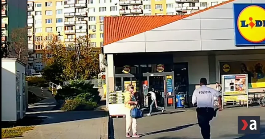Mladík sa v Lučenci vytrhol pracovníčke SBS. Policajti zverejnili zábery zo zásahu