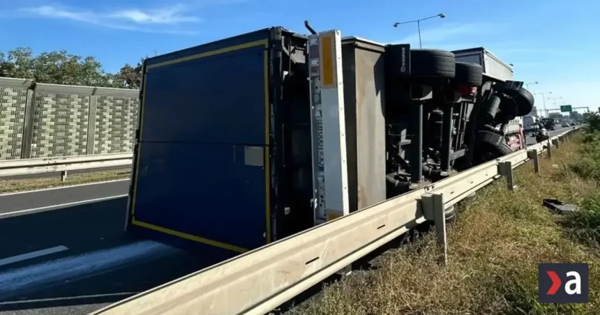 Na D1 smerom do Trnavy sa tvoria kolóny. Prevrátil sa kamión, doprava je obmedzená