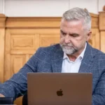 NAŽIVO z kauzy Očistec: Vypovedá expolicajt Ján Kaľavský, priviedla ho eskorta