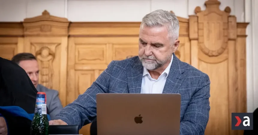 NAŽIVO z kauzy Očistec: Vypovedá expolicajt Ján Kaľavský, priviedla ho eskorta