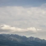 Nočný mráz v dolinách, hmla a silnejší vietor. Kde teploty klesnú pod nulu?