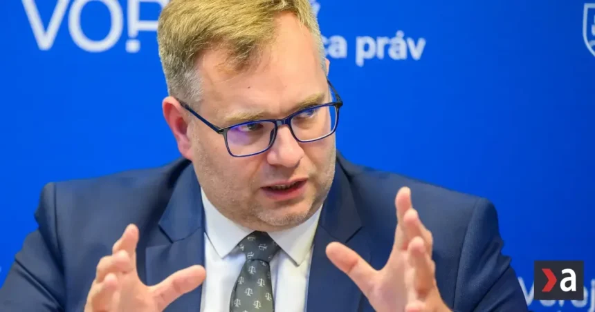 Ombudsman chce zmenu pravidiel pre sociálne dávky