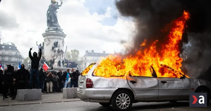 Paríž predlžuje zákaz vychádzania aj na dnešnú noc a sprísňuje pravidlá pre protesty