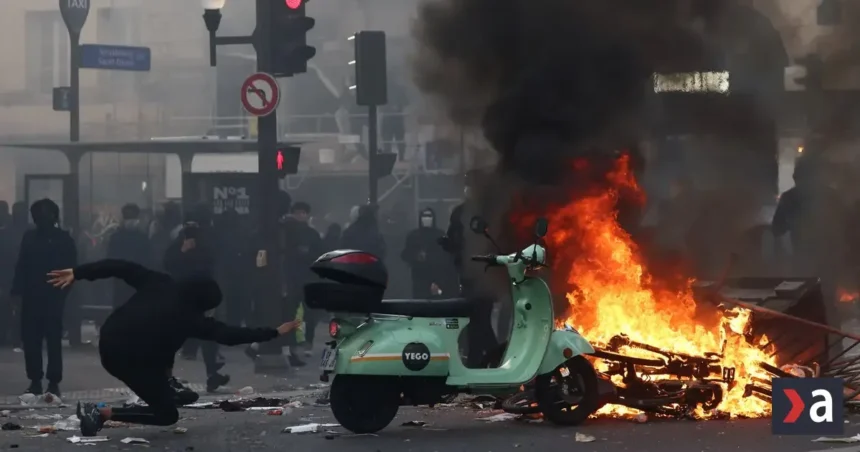 Parížsky zákaz vychádzania pokračuje, polícia v pohotovosti pred protestmi