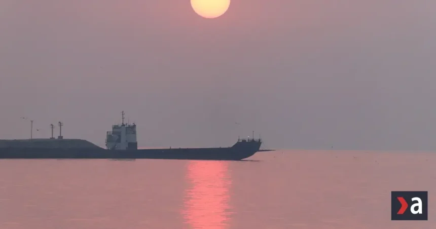 Po zásahu mínou v Hormuzskom prielive zachvátil ropný tanker požiar