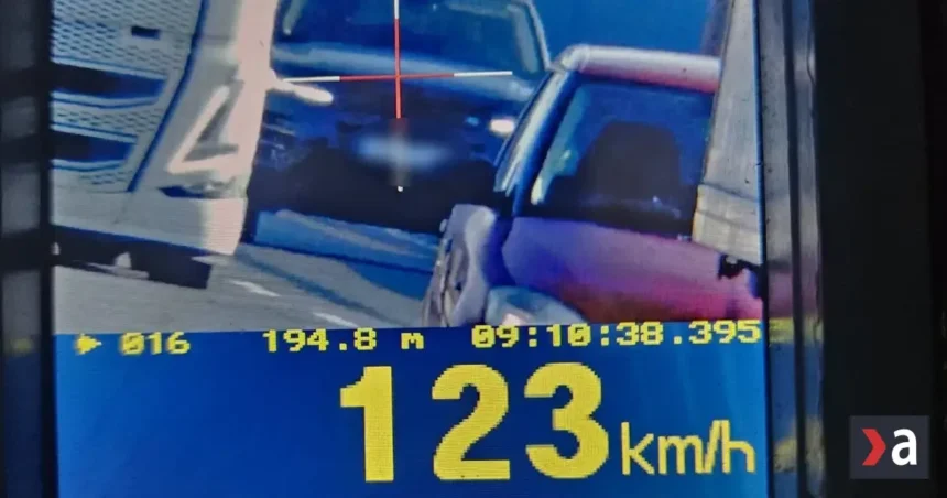 Policajti namerali vodiča, ktorý v obci prekročil rýchlosť o 53 km/h. Zobrali mu vodičák