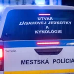 Polícia v Považskej Bystrici vyšetruje nález muža s poraneným krkom pri bytovom dome