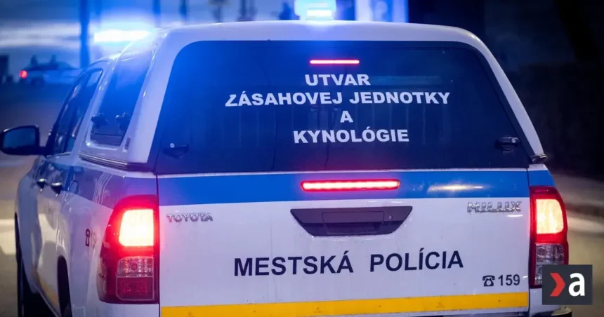 Polícia v Považskej Bystrici vyšetruje nález muža s poraneným krkom pri bytovom dome