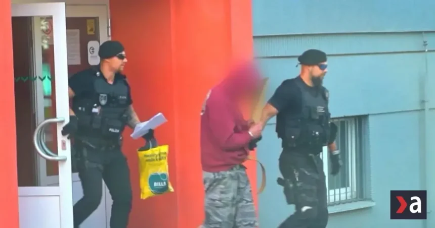 Polícia zasahovala v Turzovke pre drogy, muža (33) obvinili a hrozí mu väzba
