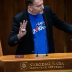 Politikom hrozí polovičný plat, ak je štát v strate. Návrh ide do parlamentu