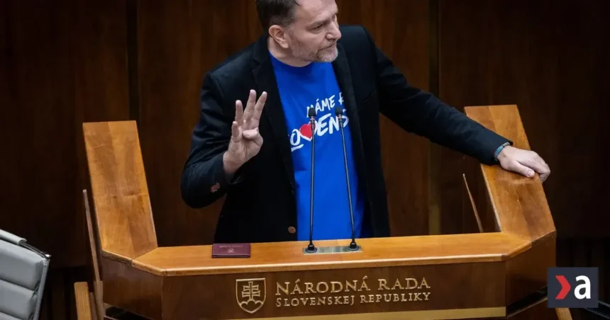 Politikom hrozí polovičný plat, ak je štát v strate. Návrh ide do parlamentu
