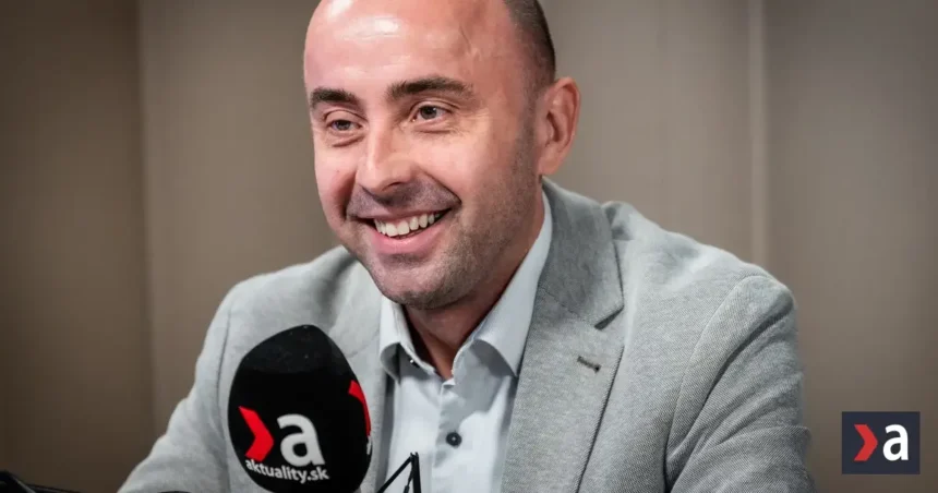 Politológ Štefančík: V slovenskej politike vidno rovnaké stratégie ako u nacistov