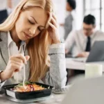 Poobedná ospalosť: kedy je únava normálna a kedy už signalizuje problém
