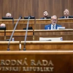 Poslanci dostávajú na asistentov a kancelárie viac ako 4-tisíc eur mesačne