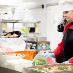 Pracovné odevy v školskej jedálni: Kto zabezpečí pranie a údržbu?