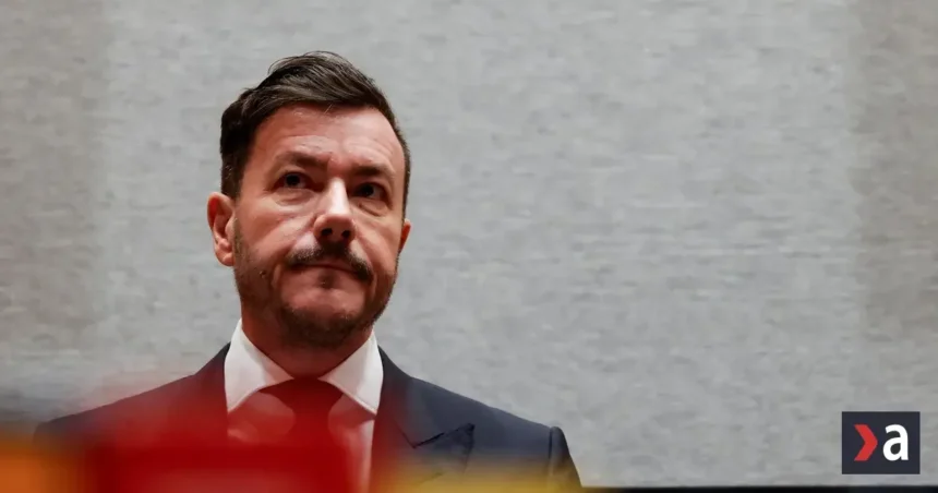 Rakúsky súd povolil Benkovi domáce väzenie, bude musieť nosiť monitorovací náramok